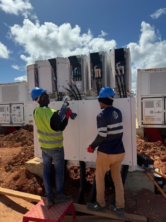 Técnicos instalando inversores fotovoltaicos